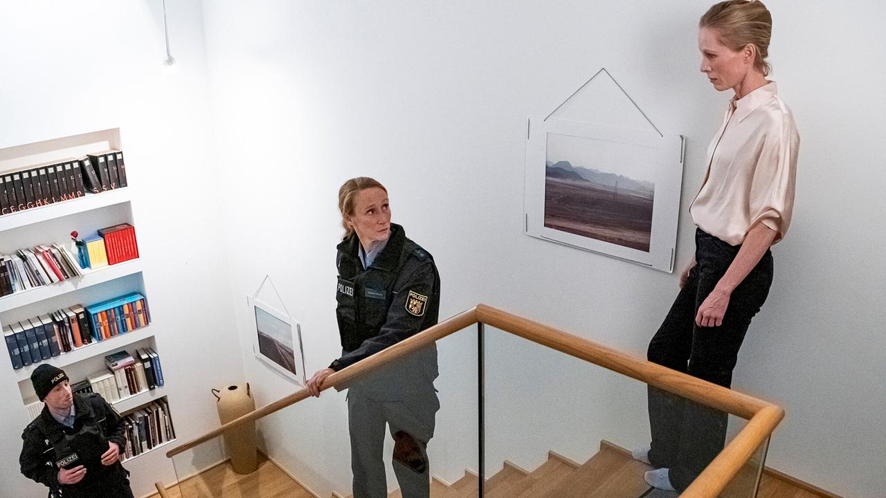 "Tatort: Aus dem Dunkel": Julia Ritter (Susanne Wuest, rechts) hat die Polizei gerufen, weil sie in ihrer Wohnung Spuren eines Einbruchs gefunden hat. Aber nichts davon ist eindeutig beweisbar, deshalb kann Polizeibeamtin Brigitte Köhler (Melanie Straub) ihr nicht weiterhelfen.