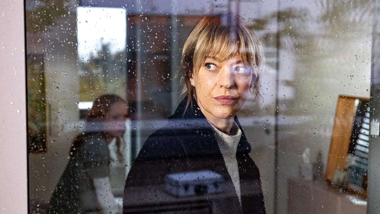 "Tatort: Aus dem Dunkel": Julia Ritters (Susanne Wuest) Kater wurde getötet. Leider kann Ellen Berlinger (Heike Makatsch) vom Täter keine Spur mehr entdecken.
