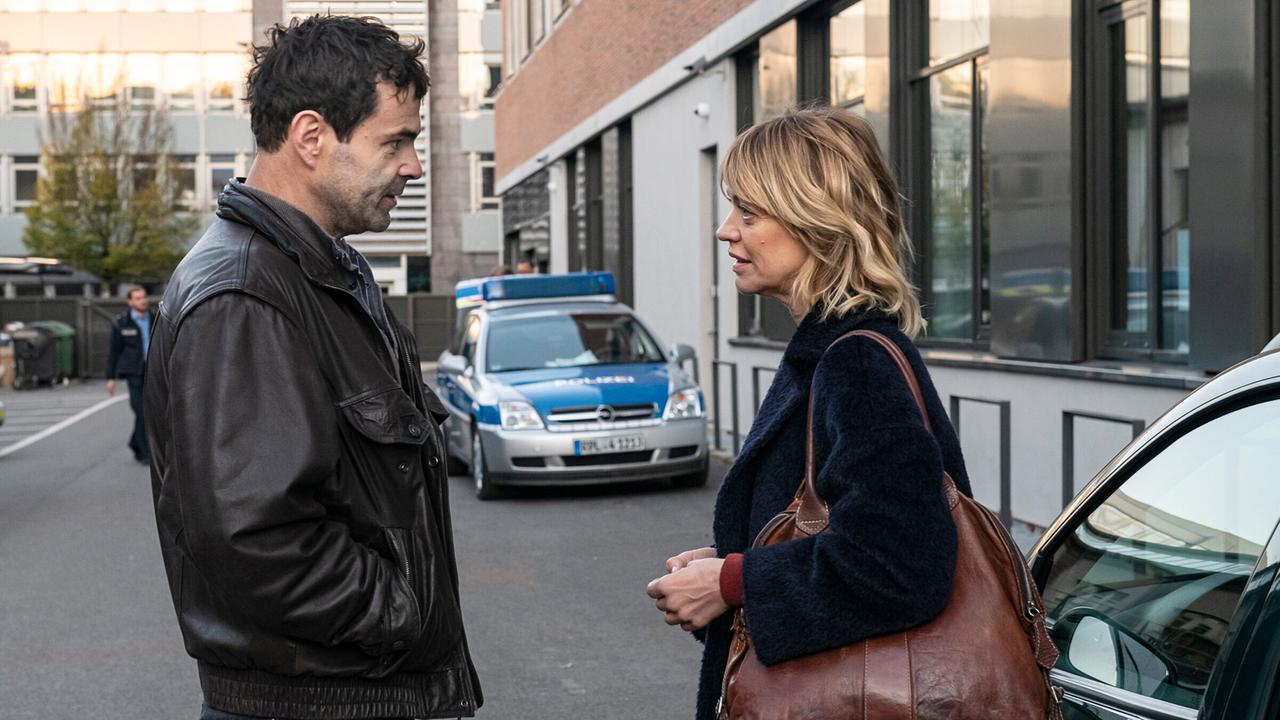 "Tatort: Aus dem Dunkel": Es gibt gute Gründe, an Thomas Engels‘ (Andreas Döhler) Glaubwürdigkeit zu zweifeln. Trotzdem leuchtet Ellen Berlinger (Heike Makatsch) seine Theorie zumindest in Teilen ein.