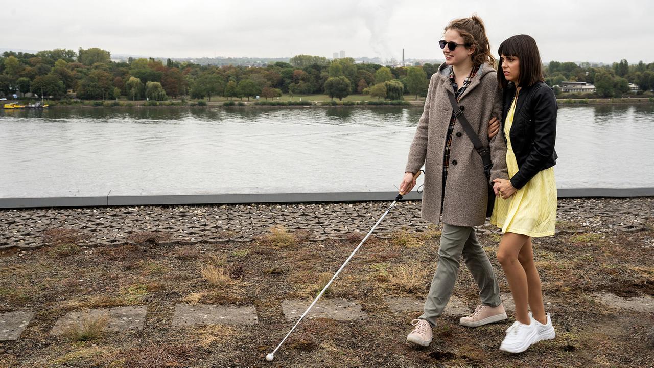 "Tatort: Blind Date": Sophie (Anica Happich) hat ganz bewusst die Nähe von Rosa (Henriette Nagel) gesucht.