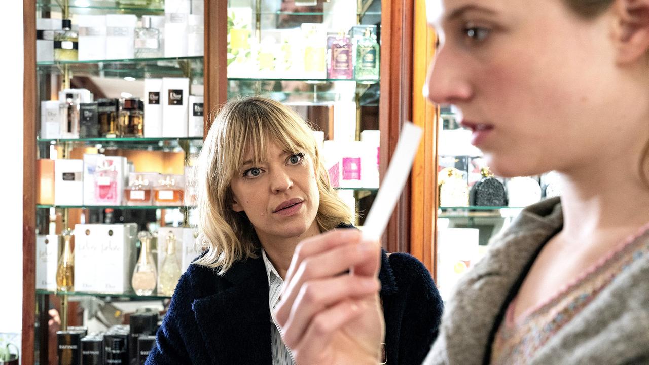 "Tatort: Blind Date": Ellen Berlinger (Heike Makatsch) versucht gemeinsam mit ihrer Zeugin Rosa (Henriette Nagel) herauszufinden, welches Parfum sie am Tatort gerochen hat.