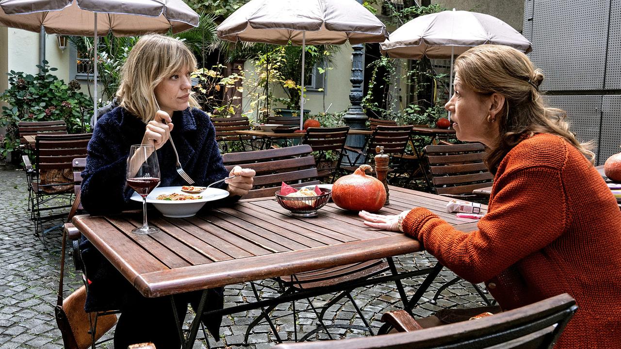 "Tatort: Blind Date": Maja (Winnie Böwe) ist Ellens (Heike Makatsch) Vertraute, mit der sie über den problematischen Besuch ihres Ex reden kann.