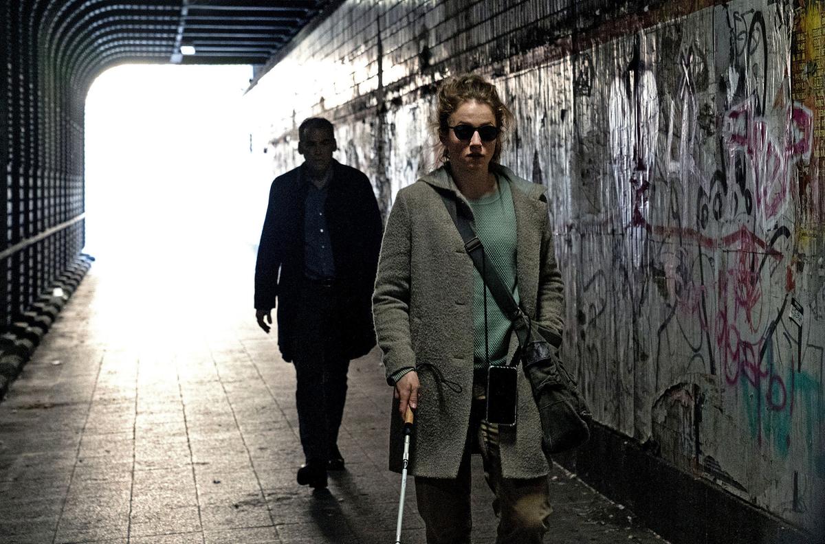 "Tatort: Blind Date": Noch weniger als Sehende es können, kann die blinde Rosa (Henriette Nagel) beurteilen, wer ihr da in den Tunnel gefolgt ist – selbst wenn es Martin Rascher (Sebastian Blomberg) ist, der sich Sorgen um sie macht.