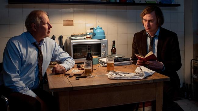 © ORF/NDR/Thorsten Jander Besuch aus der Vergangenheit: Kai sitzt mit Borowski an einem Küchentisch bei einem Glas Bier.