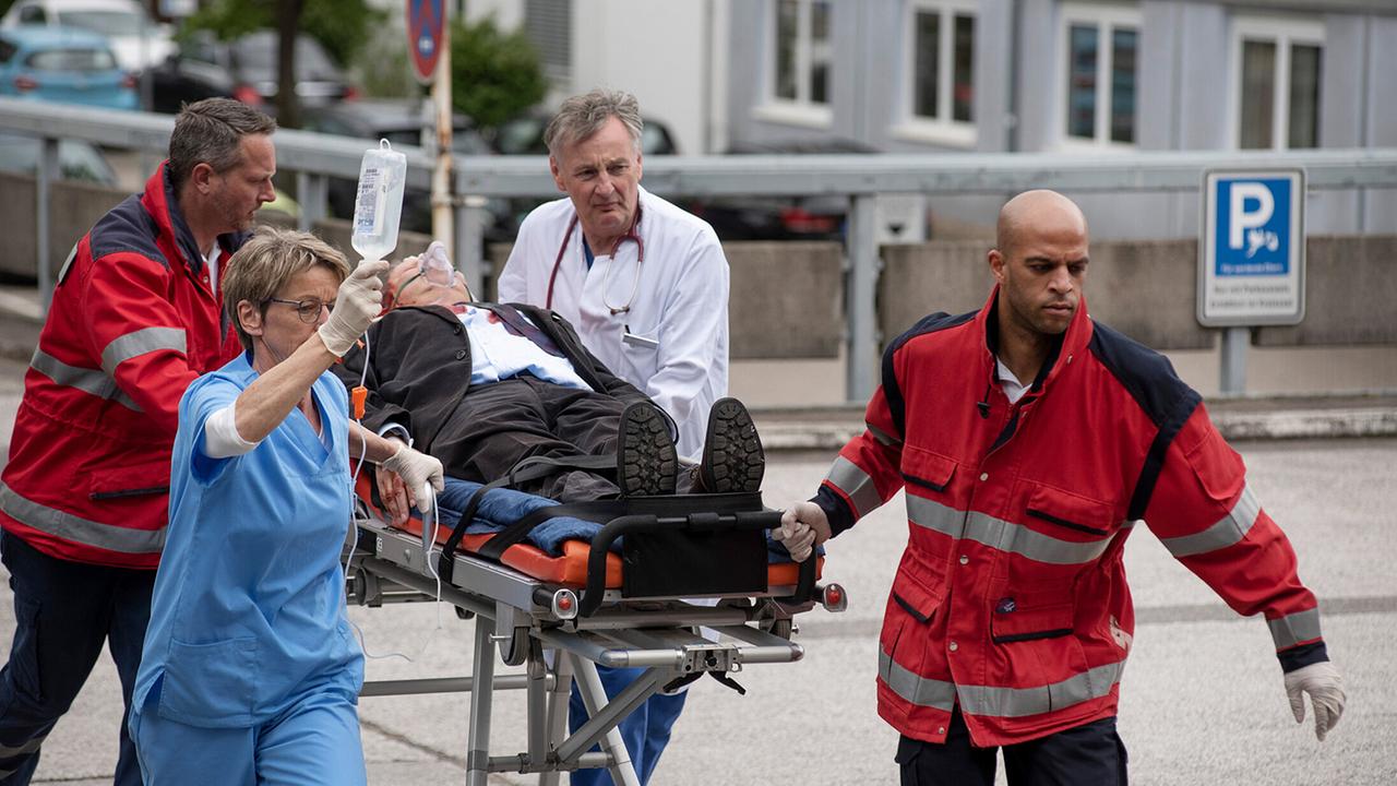 "Tatort: Borowski und die große Wut":  Borowski (Axel Milberg) wird ins Krankenhaus gebracht.