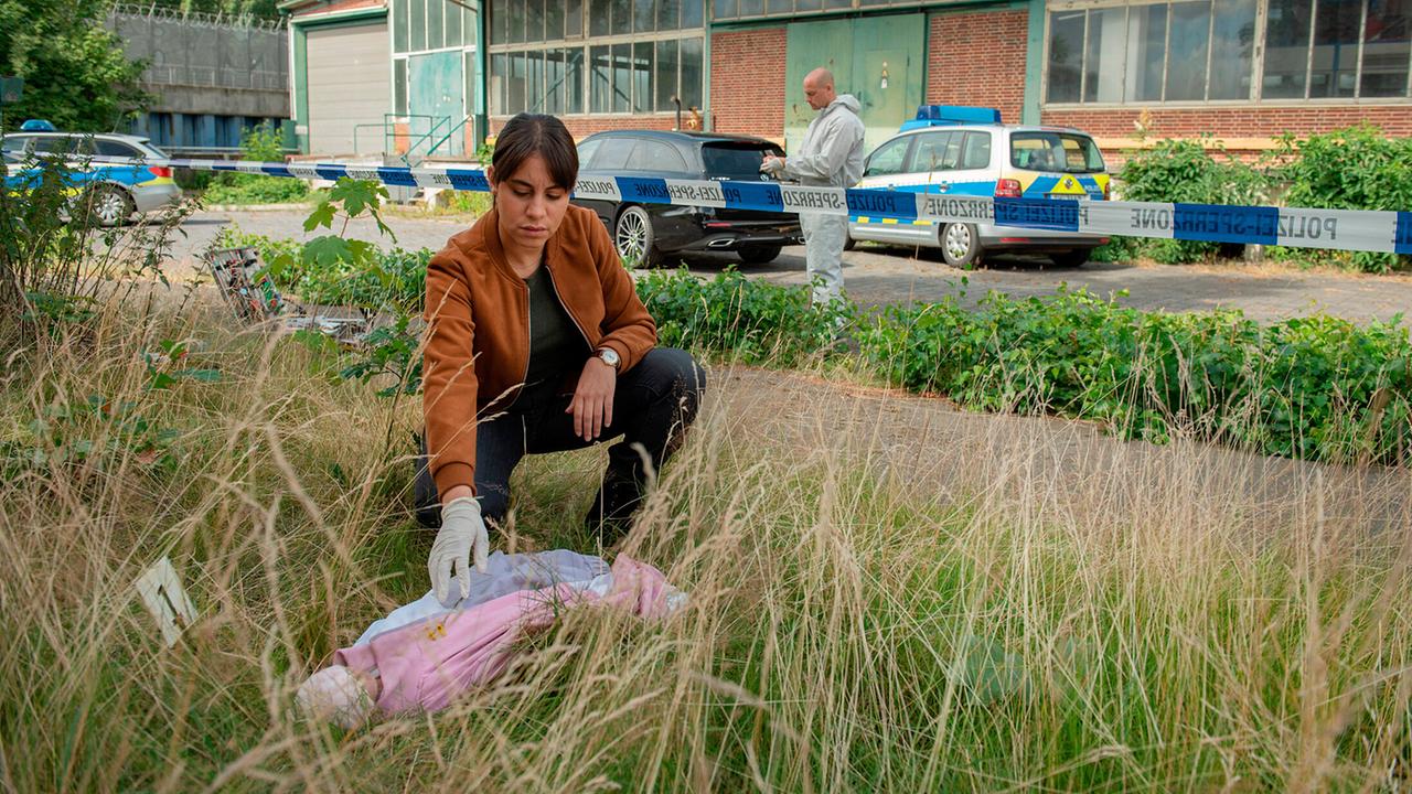 "Tatort: Borowski und das unschuldige Kind von Wacken": Mila Sahin (Almila Bagriacik) am Fundort der kleinen Leiche