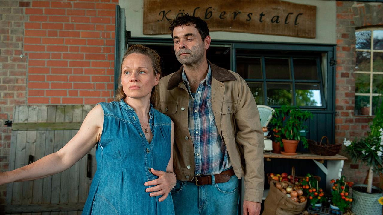 "Tatort: Borowski und das unschuldige Kind von Wacken": Sarah (Anja Schneider) und Kurt Stindt (Andreas Döhler) sind beunruhigt.