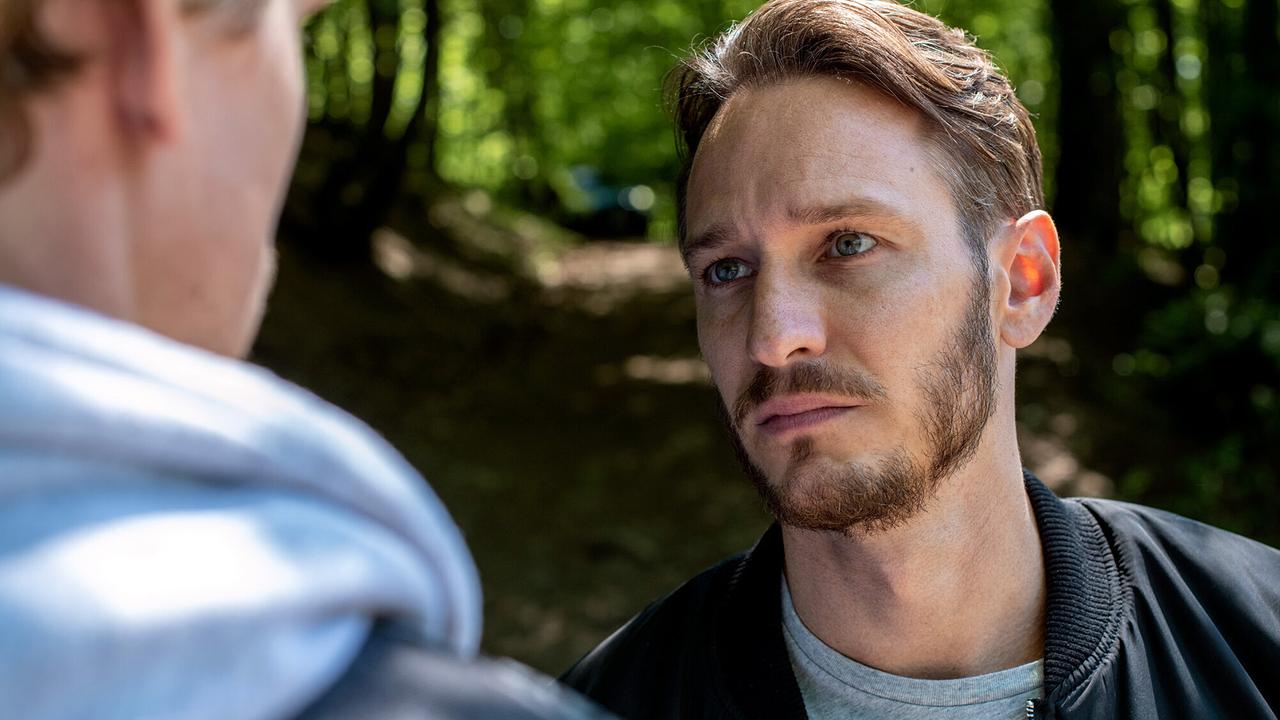 "Tatort: Das Herz der Schlange": Adam Schürk (Daniel Sträßer) und Leo Hölzer (Vladimir Burlakov) treffen sich am Fluss – ein Geheimtreffen?