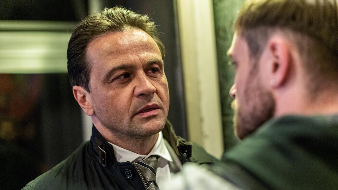 "Tatort: Das Herz der Schlange": Dr. Jens Modall (Michael Rotschopf) im Gespräch mit dem Verdächtigen Dennis Weidmann (Adrian Julius Tillmann).