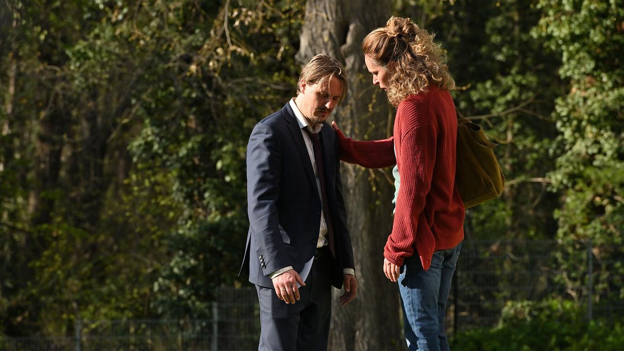 "Tatort: Das kalte Haus": Beate Lindweg (Katharina Behrens), die beste Freundin von Kathrin Fischer tröstet Simon Fischer (Christian Bayer).