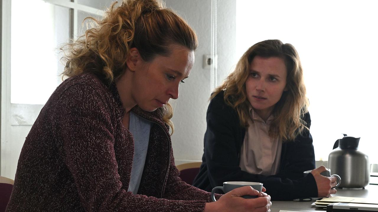 "Tatort: Das kalte Haus": Karin Gorniak (Karin Hanczewski) versucht bei Beate Lindweg (Katharina Behrens) mehr über die Beziehung von Kathrin und Simon Fischer herauszufinden.