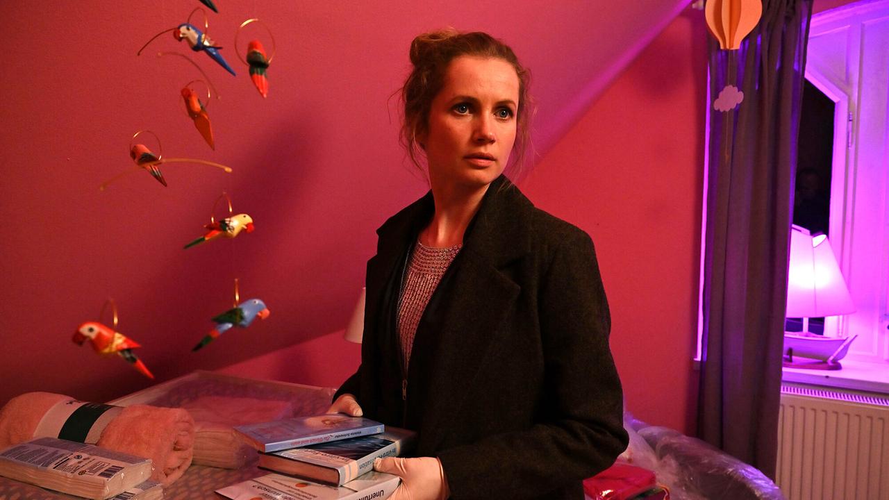 "Tatort: Das kalte Haus": Winkler (Cornelia Gröschel) im eingerichteten aber leeren Kinderzimmer im Haus der Familie Fischer.