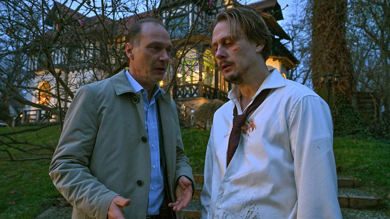 "Tatort: Das kalte Haus": Kommissariatsleiter Schnabel (Martin Brambach) befragt Simon Fischer (Christian Bayer).