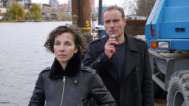"Tatort: Das Mädchen das allein nach Haus' geht": Der Schutz der Zeugin und die Ermittlungen im kriminellen Umfeld der Familie stellen Rubin (Meret Becker, l.) und Karow (Mark Waschke, r.) in ihrem letzten gemeinsamen Fall vor ungeahnte Herausforderungen.