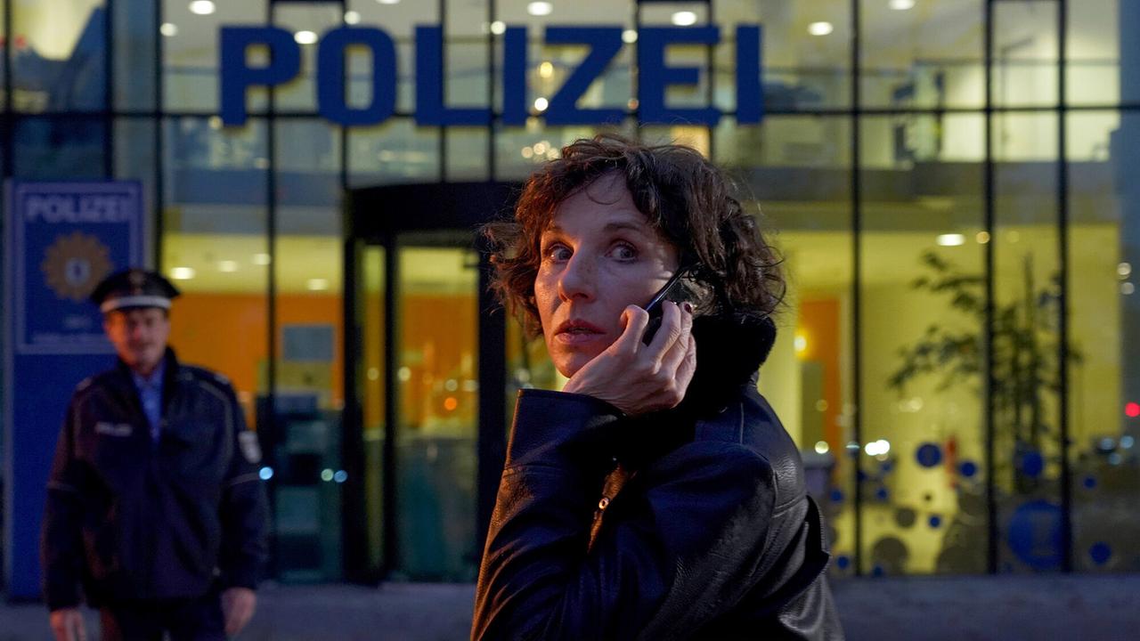 "Tatort: Das Mädchen das allein nach Haus' geht": Nina Rubin (Meret Becker) fühlt sich auf der Straße verfolgt.