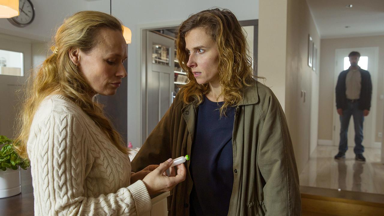 "Tatort: Das Nest": Karin Gorniak (Karin Hanczewski) versucht Nadine Mertens (Anja Schneider) von der Schuld ihres Mannes Christian (Benjamin Sadler) zu überzeugen.