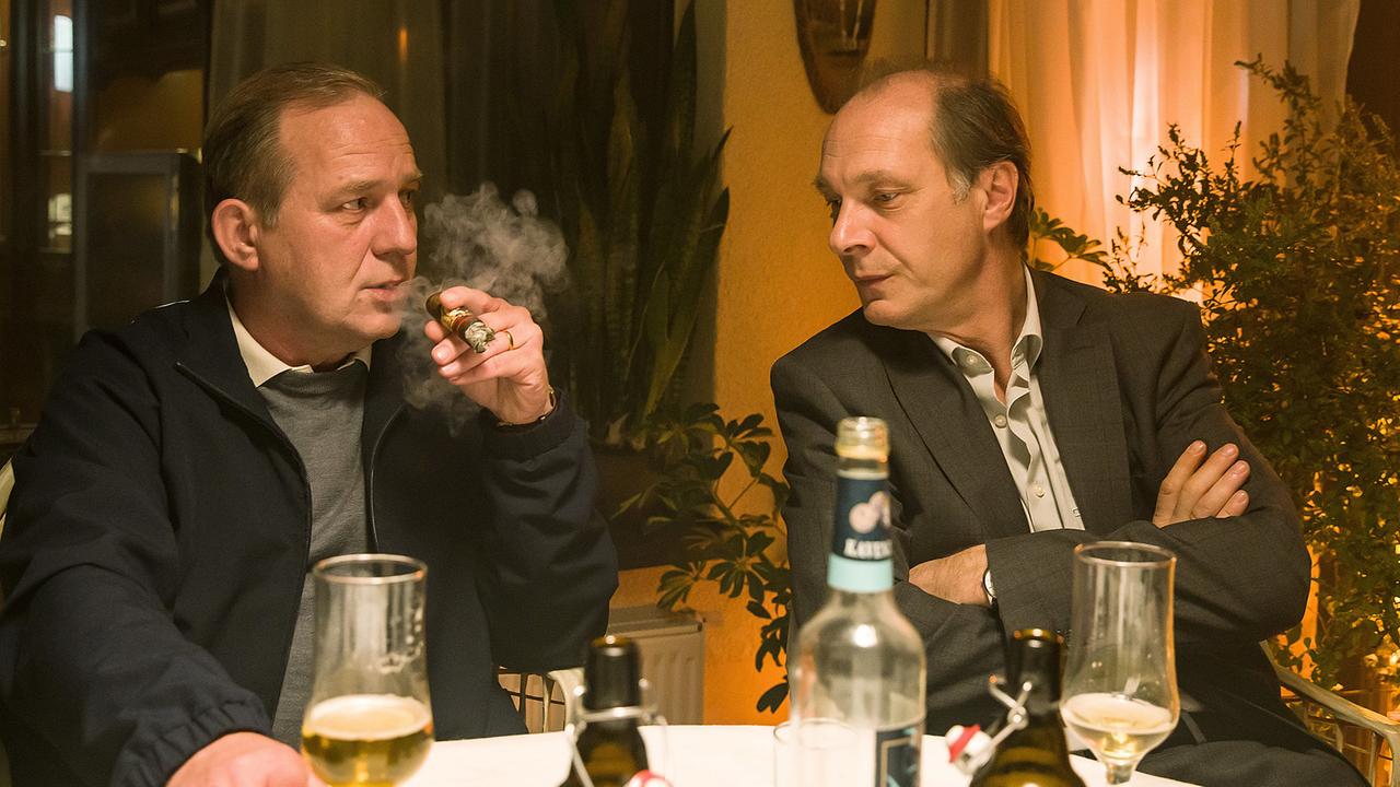 "Tatort: Das Nest": Schnabel (Martin Brambach) und Otto Winkler (Uwe Preuss) unterhalten sich über die Ermittlungserfolge seiner Tochter Leonie Winkler.
