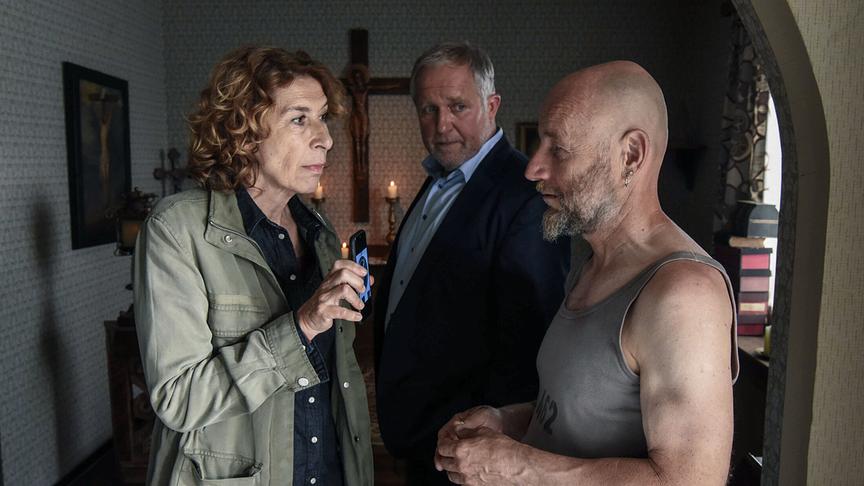 © ORF/Film 27/Hubert Mican "Tatort - Das Tor zur Hölle": Adele Neuhauser (Bibi Fellner), Harald Krassnitzer (Moritz Eisner), Roland Düringer (Günther Dambusch)