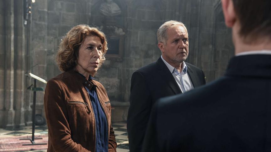 © ORF/Film 27/Hubert Mican "Tatort - Das Tor zur Hölle": Adele Neuhauser (Bibi Fellner), Harald Krassnitzer (Moritz Eisner), Lukas Watzl (Kaplan Raimund)