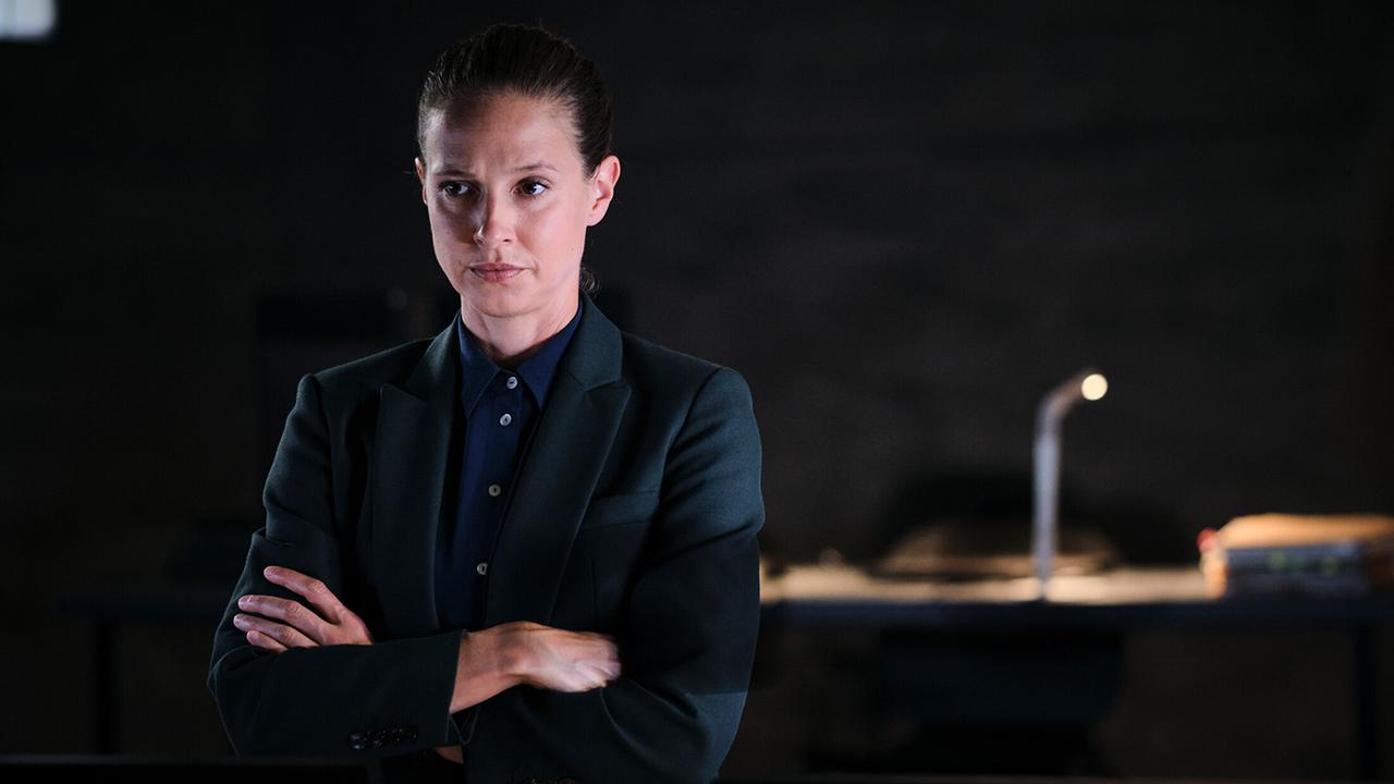 "Tatort: Das Verhör": Johanna Stern (Lisa Bitter) wurde vom Tatverdächtigen provoziert und beobachtet die Vernehmung nun von außen.