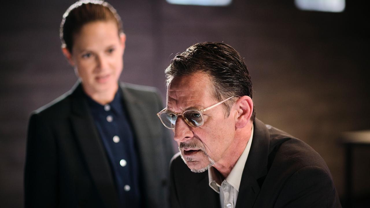 "Tatort: Das Verhör": Oberstaatsanwalt Marquardt (Max Tidof) fürchtet, dass auch Johanna Stern (Lisa Bitter) bei diesem Fall die Regeln über das Legale hinaus ausgedehnt hat!