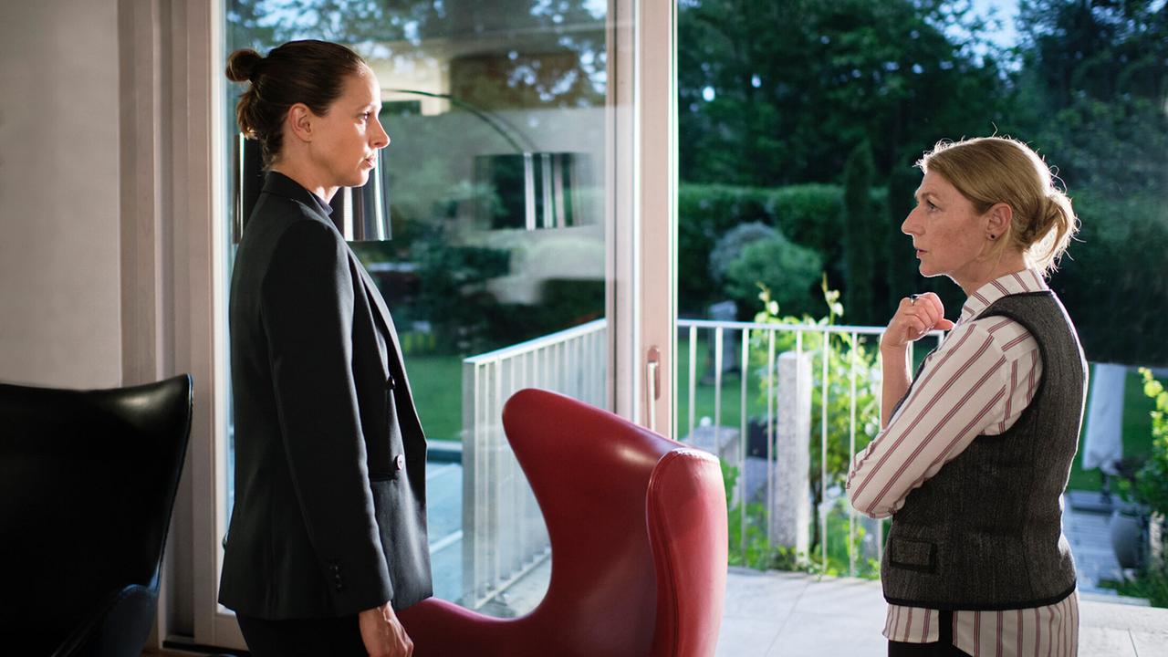 "Tatort: Das Verhör": Als Johanna Stern (Lisa Bitter) sie befragt, redet Astrid Deckert (Christine Wilhelmi), die Mutter der Ermordeten, hauptsächlich über ihren Schwiegersohn, den sie für einen Komplettversager – und auch eine potentiellen Mörder hält.