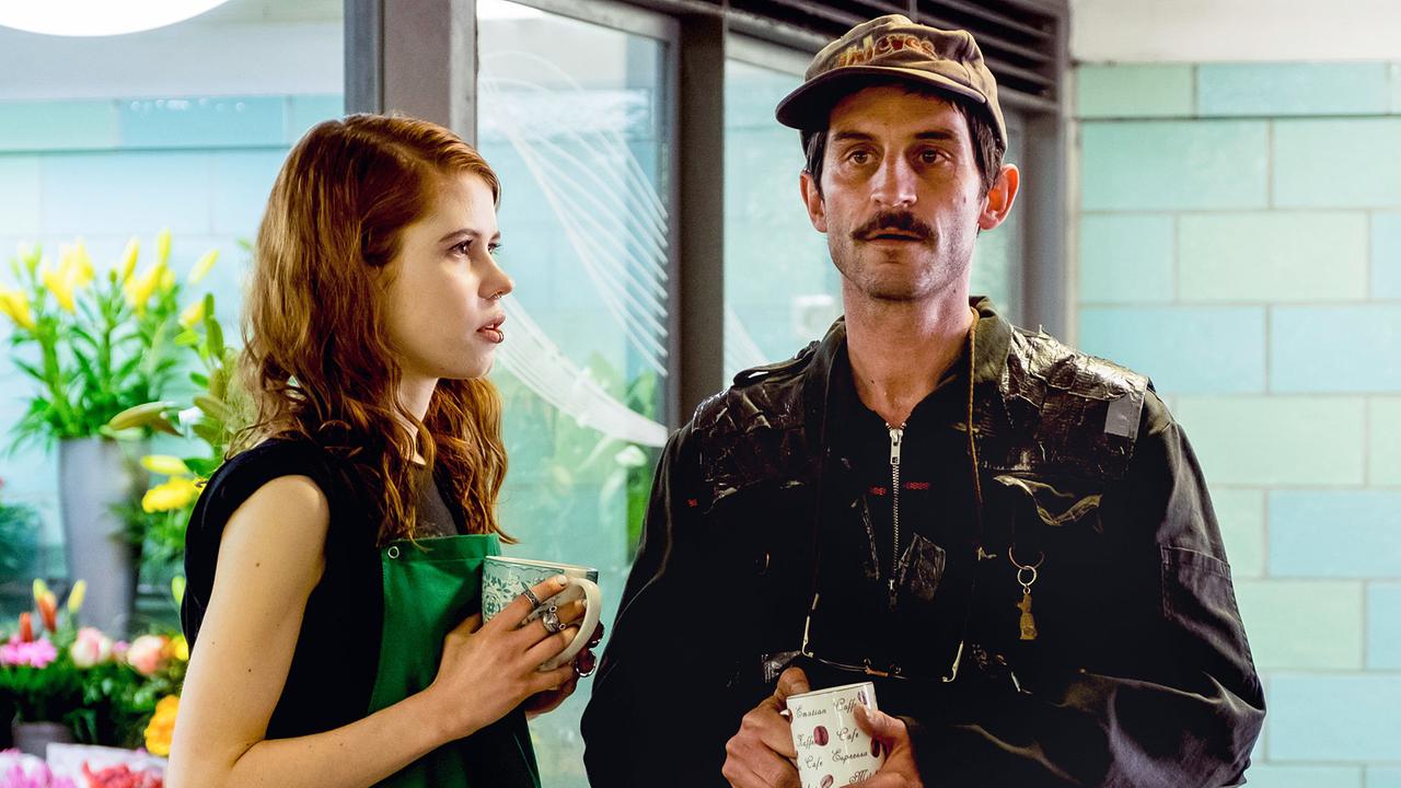 "Tatort: Dein Name sei Harbinger": Die Blumenverkäuferin Romy (Luise Aschenbrenner) hat für Harbinger (Christoph Bach) eine ganz besondere Bedeutung.