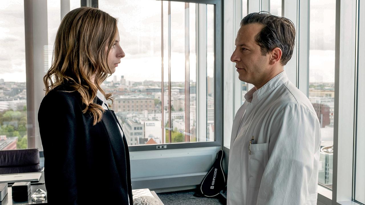 "Tatort: Dein Name sei Harbinger": Anna Feil (Carolyn Genzkow) ermittelt in eigener Sache bei Dr. Stefan Wohlleben (Trystan Pütter), dem Chef einer Kinderwunschklinik.