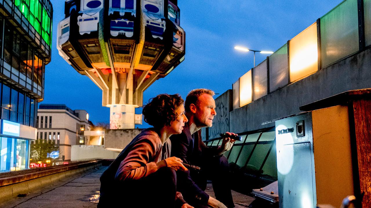 "Tatort: Dein Name sei Harbinger": Die Kommissare Rubin (Meret Becker) und Karow (Mark Waschke) entdecken einen toten Briefkasten.