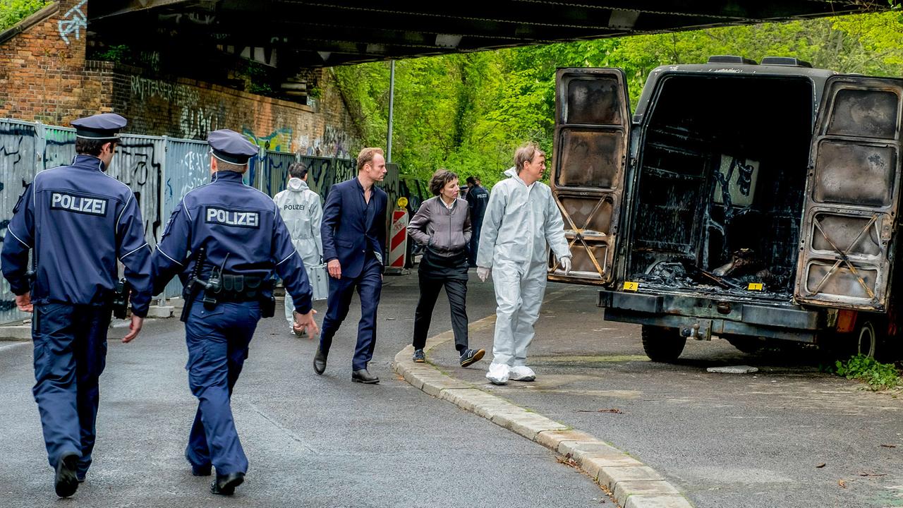 "Tatort: Dein Name sei Harbinger": Die Kommissare Rubin (Meret Becker) und Karow (Mark Waschke) am Tatort, wo die verbrannte Leiche gefunden wurde.