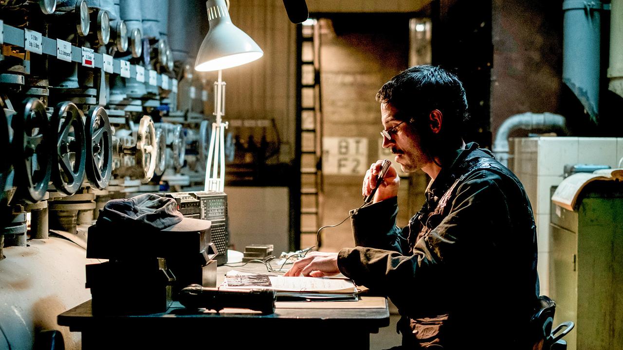 "Tatort: Dein Name sei Harbinger": In seiner unterirdischen Welt dokumentiert Harbinger (Christoph Bach) seine gesammelten Beobachtungen.