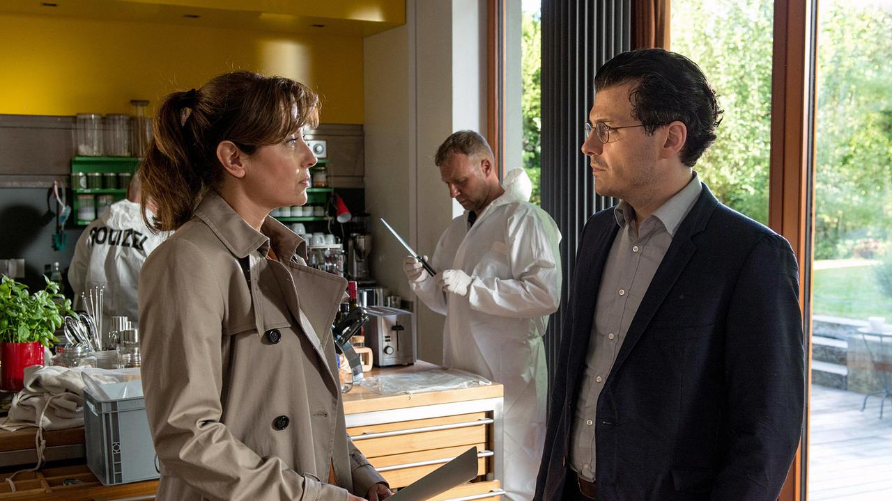 "Tatort: Der Mann, der lügt": Staatsanwältin Emilia Álvarez (Carolina Vera) hat eine Hausdurchsuchung bei Jakob Gregorowicz (Manuel Rubey) erwirkt.