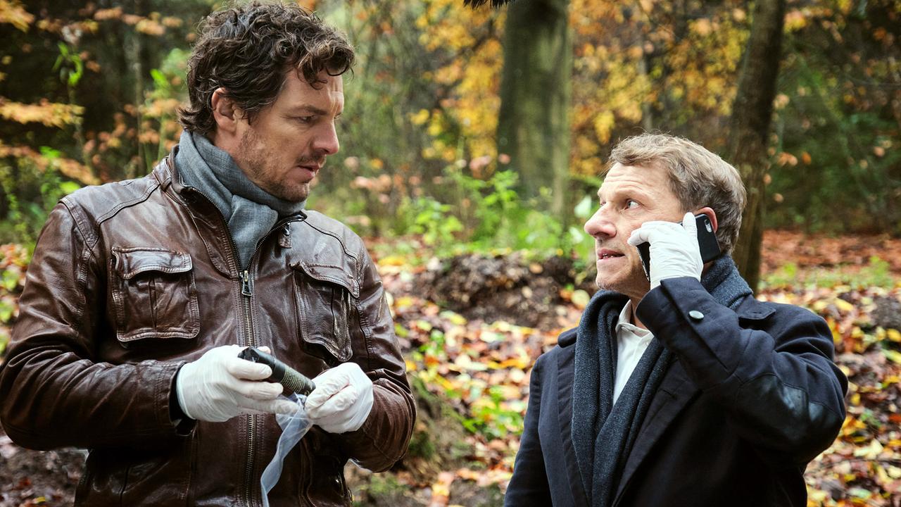 "Tatort: Der Welten Lohn": Sebastian Bootz (Felix Klare) und Thorsten Lannert (Richy Müller) finden am Tatort das Pfefferspray, mit dem das Opfer versucht hat sich zu verteidigen.
