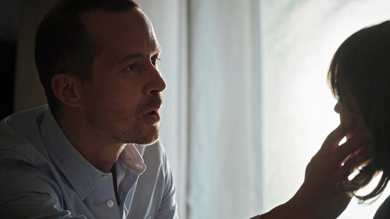 "Tatort: Der Welten Lohn": Oliver Manlik (Barnaby Metschurat) wünscht sich so sehr, sein früheres Leben mit Caroline (Isabelle Barth) zurückzubekommen. Auch wenn er ahnt, dass das vergeblich ist.