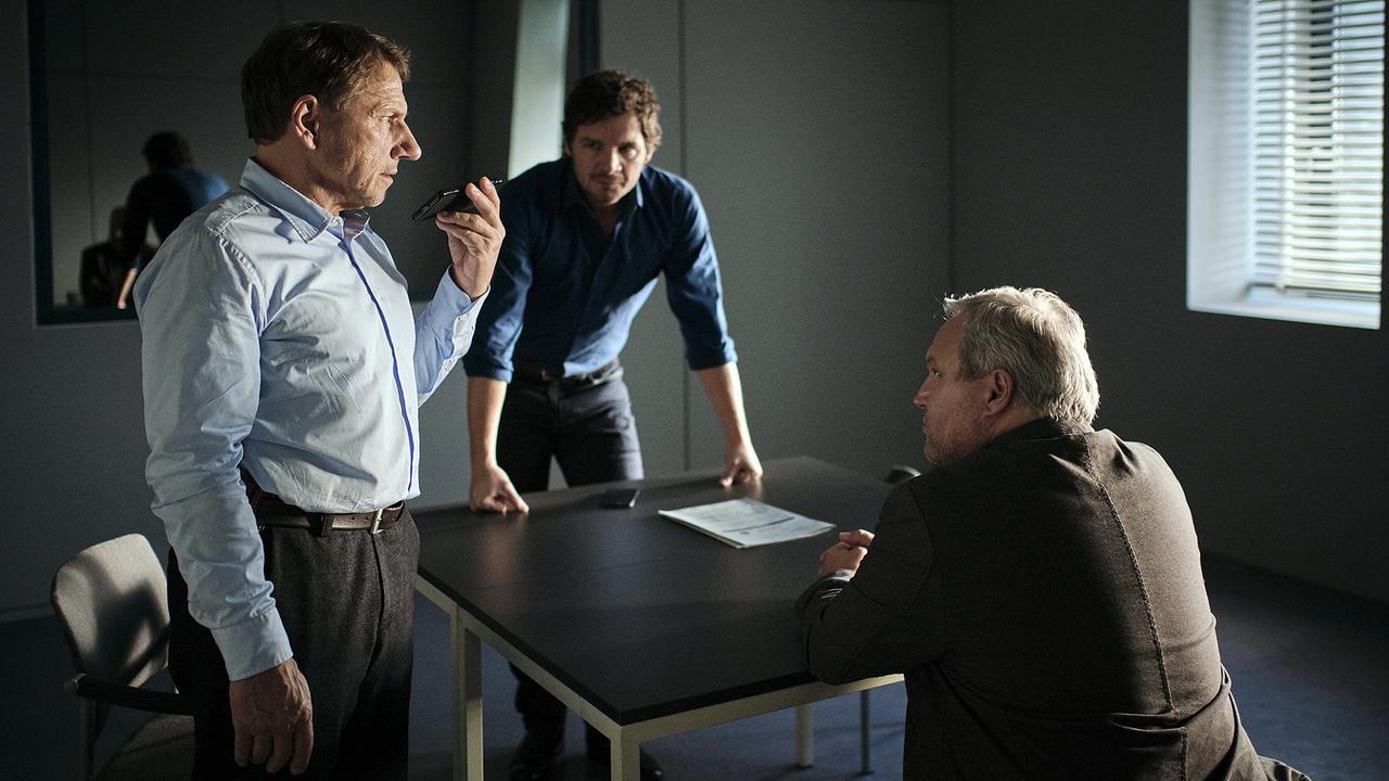 "Tatort: Der Welten Lohn": Thorsten Lannert (Richy Müller) und Sebastian Bootz (Felix Klare) ist es gelungen, von Neumann (Andreas Klaue) Einblick in die Verstrickungen seines Chefs zu bekommen.