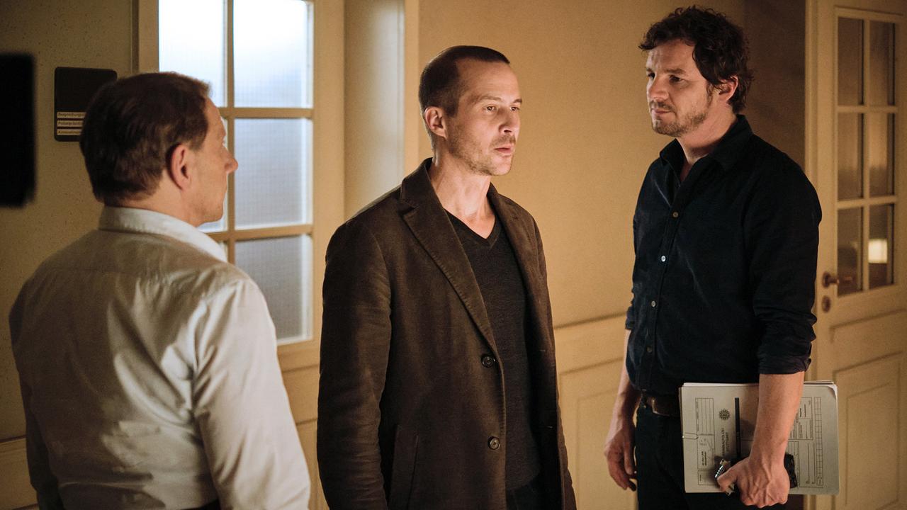 "Tatort: Der Welten Lohn": Hat er erreicht, was er wollte? Oliver Manlik (Barnaby Metschurat) wollte Polizeischutz, jetzt lassen Thorsten Lannert (Richy Müller) und Sebastian Bootz (Felix Klare) ihn beobachten.