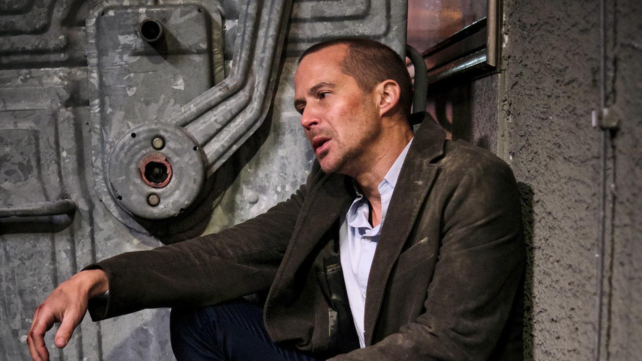 "Tatort: Der Welten Lohn": Sein Leben liegt in Trümmern: Zwar hat Oliver Manlik (Barnaby Metschurat) das Gefängnis überstanden, geblieben ist ihm aber weder die Frau noch der Sohn noch der Job oder auch nur die Anerkennung, was er für die Firma auf sich genommen hat.
