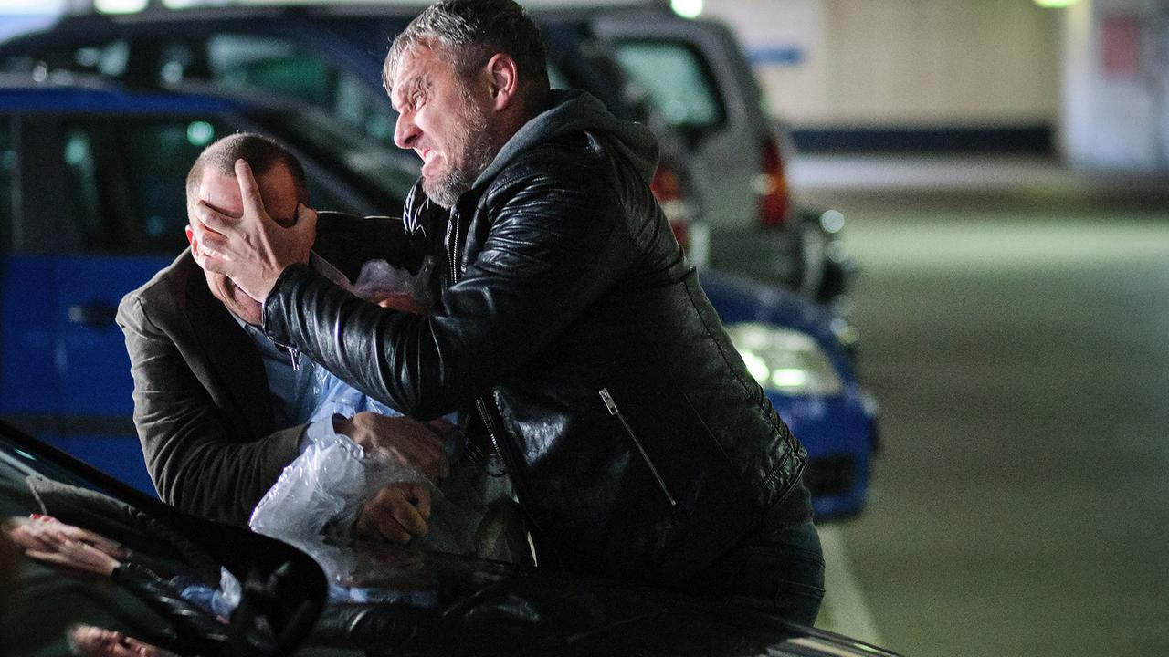 "Tatort: Der Welten Lohn": Im Parkhaus nutzt der Verfolger (Matthias Schendel) seine Chance und greift Oliver Manlik (Barnaby Metschurat) an.