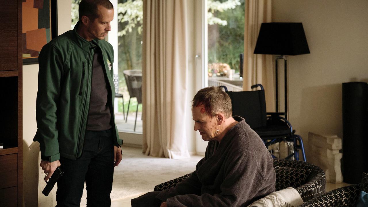 "Tatort: Der Welten Lohn": Nach dem Bombenattentat auf seinen Wagen ist einiges von Joachim Bässler (Stephan Schad) Selbstsicherheit dahin. Oliver Manlik (Barnaby Metschurat) gedenkt das auszunutzen.