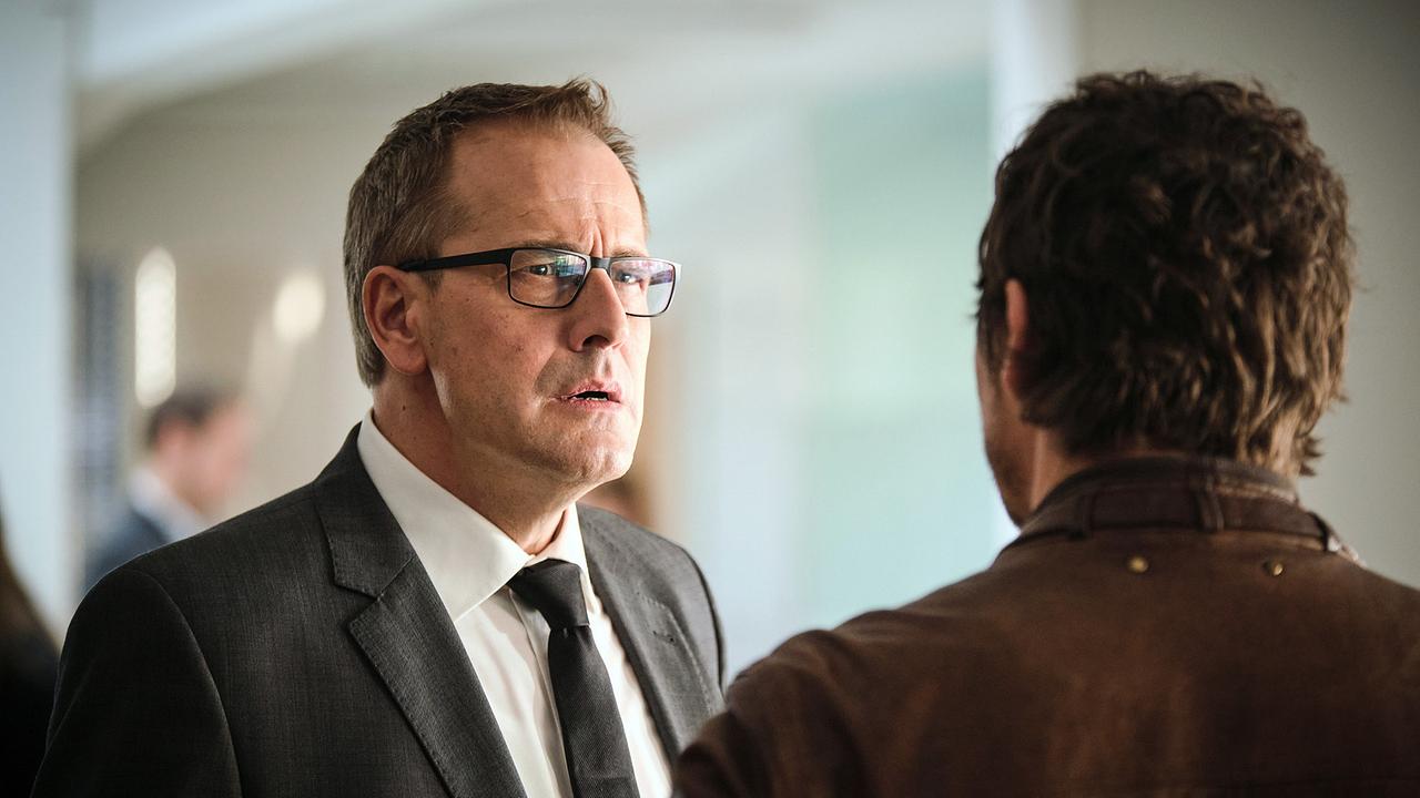"Tatort: Der Welten Lohn": Joachim Bässler (Stephan Schad), der Vorstandsvorsitzende von RückertBrenner, findet, dass nur ein bestimmter entlassener Mitarbeiter mit dem Tod seiner Personalchefin zu tun haben kann. Auf den soll Sebastian Bootz (Felix Klare) sich gefälligst konzentrieren.