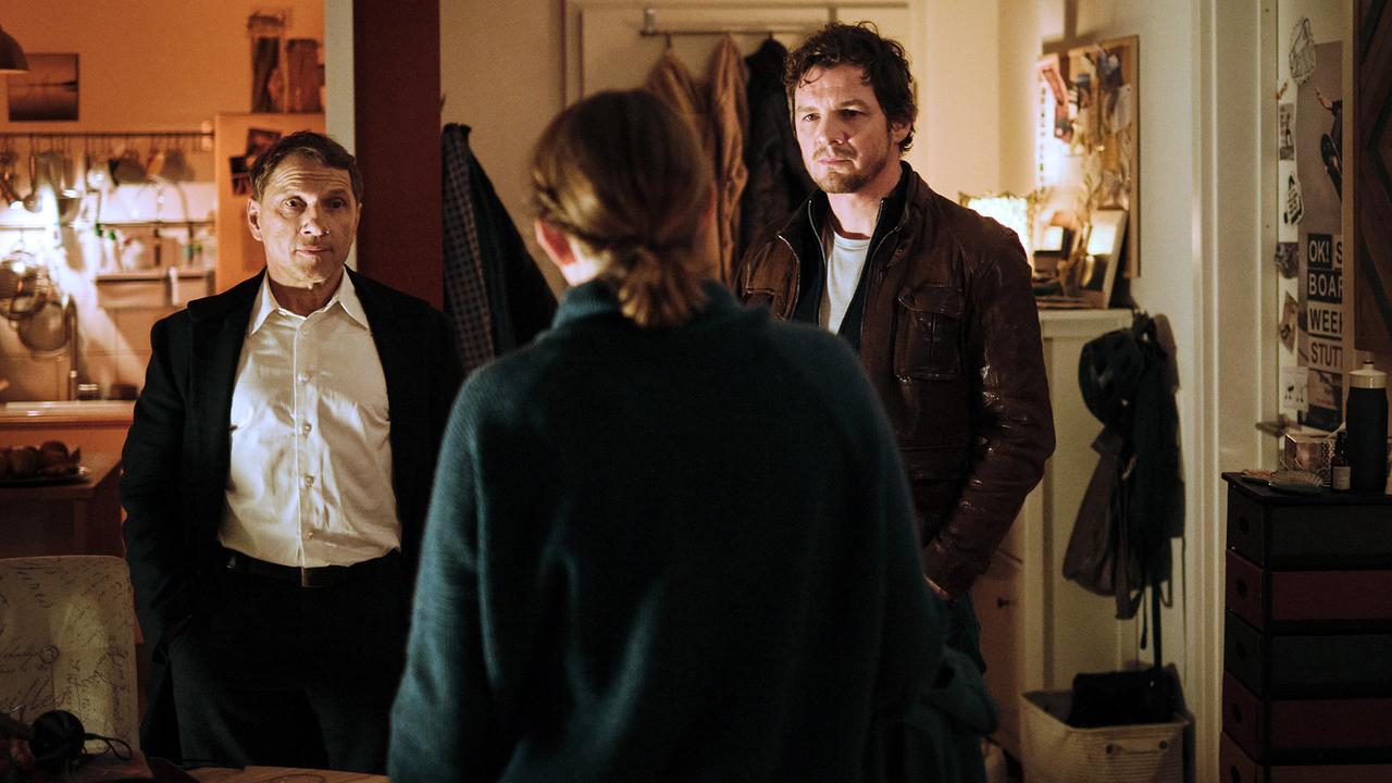 "Tatort: Der Welten Lohn":  Thorsten Lannert (Richy Müller) und Sebastian Bootz (Felix Klare) wollen von Caroline Manlik (Isabelle Barth) wissen, ob die Wut ihres Ex-Mannes ihn zum Mörder gemacht haben könnte …
