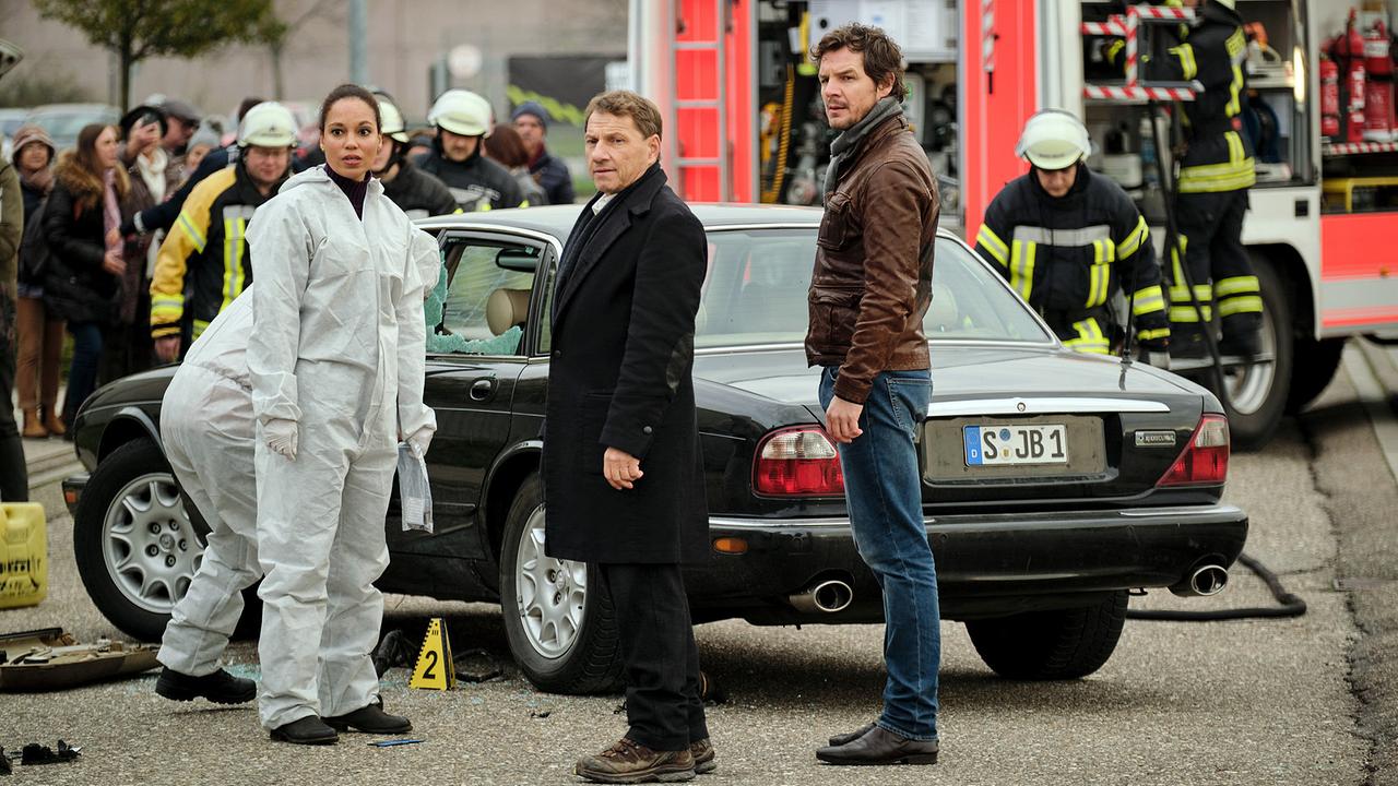 "Tatort: Der Welten Lohn": Ein Bombenattentat auf den Wagen des Vorstandsvorsitzenden von RückertBrenner hat stattgefunden. Thorsten Lannert (Richy Müller) und Sebastian Bootz (Felix Klare) vermuten, dass das mit ihrem Fall zu tun hat, Miriam Mätzler von der KTU (Diane Marie Müller) sammelt Indizien dafür.