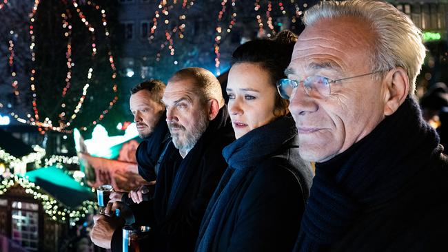 "Tatort: Des anderen Last": Auf dem Weihnachtsmarkt: Max Ballauf (Klaus J. Behrendt, r), Natalie Förster (Tinka Fürst 2.v.r.), Freddy Schenk (Dietmar Bär, 2.v.l.) und Norbert Jütte (Roland Riebeling l).