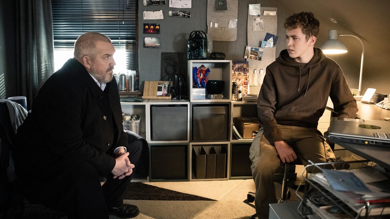 "Tatort: Des anderen Last": Freddy Schenk (Dietmar Bär, l) im Gespräch mit Vincent Brettschneider (Linus Moog), dessen Opa Klaus Brettschneider als Paketzusteller in der Spedition von "Frachtdienste Jäger" arbeitet.