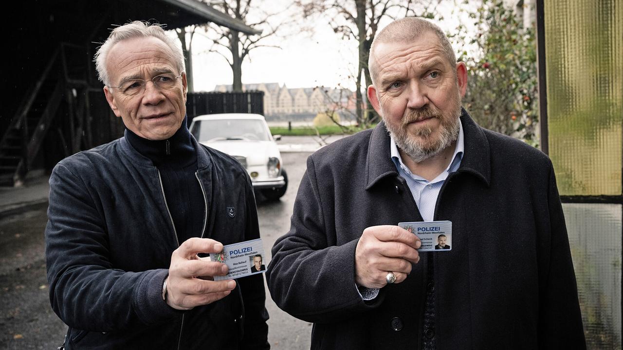 "Tatort: Des anderen Last": Die Kommissare Max Ballauf (Klaus J. Behrendt, l) und Freddy Schenk (Dietmar Bär) haben eine neue Spur und besuchen die Familie des Paketzustellers Klaus Brettschneider.