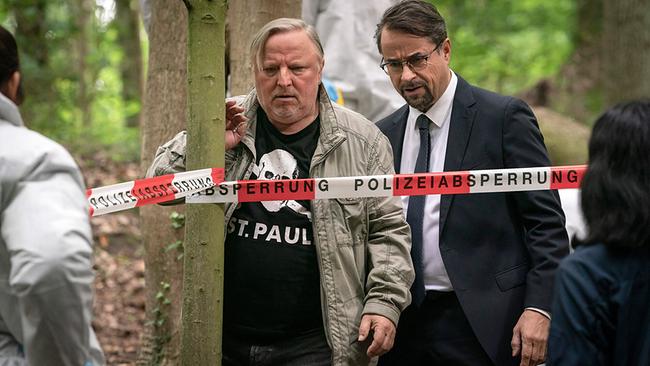 "Tatort: Des Teufels langer Atem": Angefasst: Frank Thiel (Axel Prahl) trifft mit Prof. Karl-Friedrich Börne (Jan Josef Liefers) am Tatort ein.