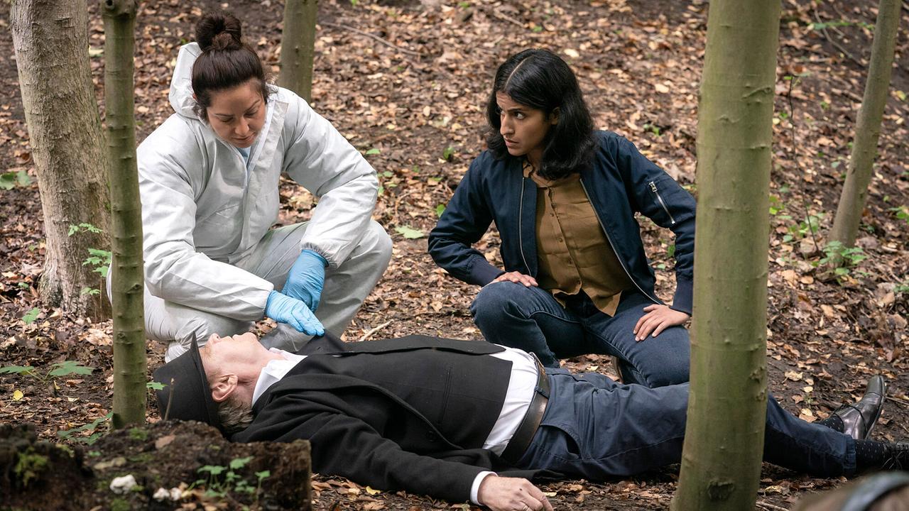 "Tatort: Des Teufels langer Atem": Vivian Peters (Judith Goldberg) und Annika Kröger (Banafshe Hourmazdi, r) untersuchen die Leiche im Wald.
