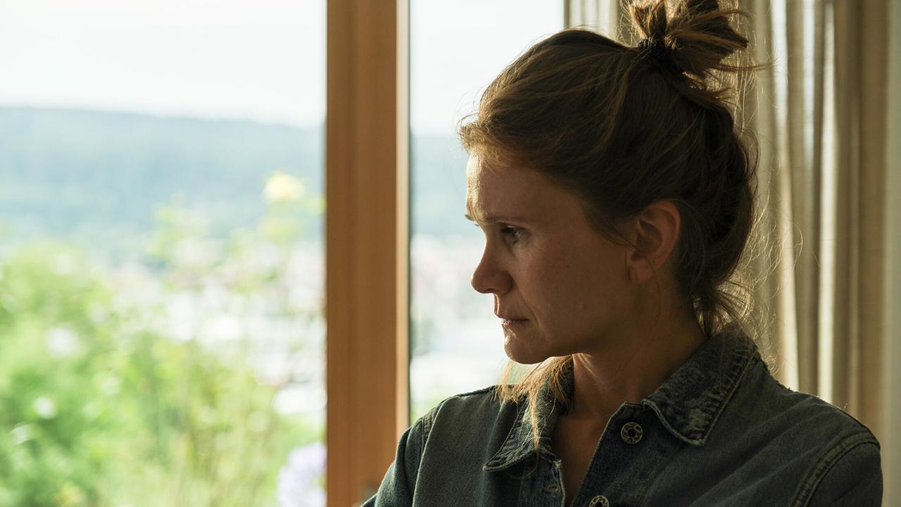 "Tatort: Die Blicke der Anderen": Sandra Vogt (Lisa Hagmeister) muss sich dazu verantworten, dass Ihr Mann und ihr Sohn verschwunden sind.