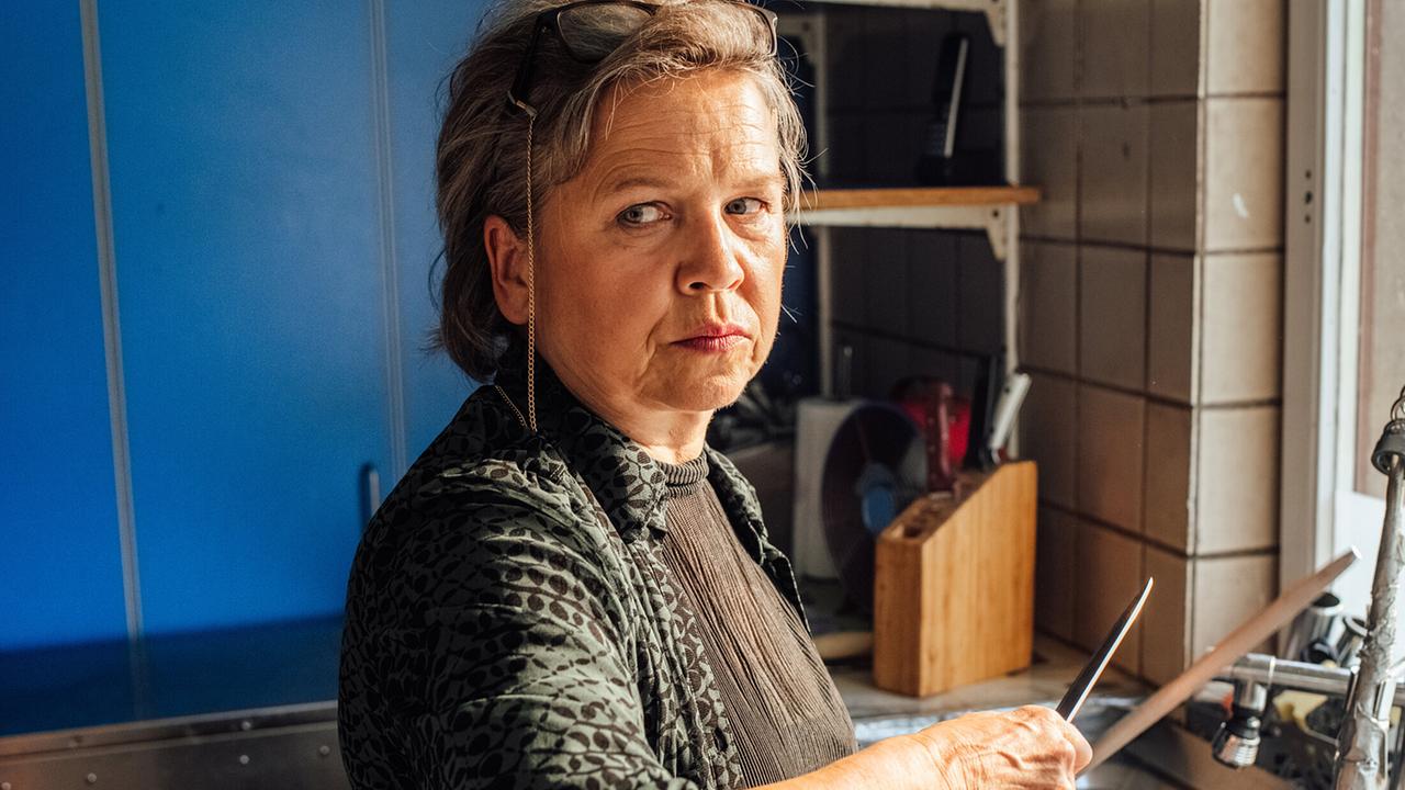 "Tatort: Die Kälte der Erde": Die Wirtin Manuela Baron (Ursula Berlinghof) hört interessiert zu.
