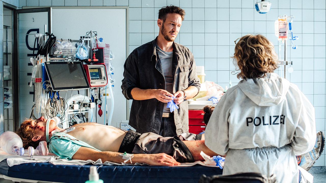 "Tatort: Die Kälte der Erde": Leo (Vladimir Burlakov) und Henny Wenzel (Anna Böttcher) schauen sich die Leiche an.